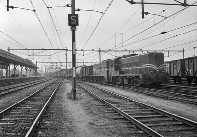 166562 Afbeelding van een goederentrein getrokken door twee diesel-electrische locomotieven uit de serie 2200/2300 van ...